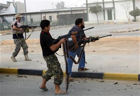 Libyan militias shoot at a building in center of Bani Walid October 24, 2012. REUTERS/Ismail Zitouny Libyan militias shoot at a building in center of Bani Walid October 24, 2012. REUTERS/Ismail Zitouny