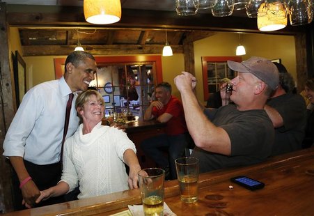President Barack Obama (L) mingles in the bar with diners at the Common Man restaurant in Merrimack, New Hampshire October 27, 2012. REUTERS President Barack Obama (L) mingles in the bar with diners at the Common Man restaurant in Merrimack, New Hampshire October 27, 2012. REUTERS