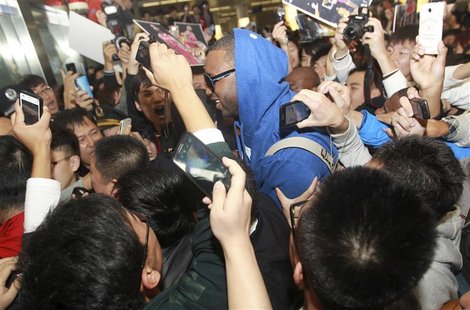 Fans take photos of former NBA player Tracy McGrady as he arrives at Qingdao airport, Shandong province October 24, 2012. REUTERS/China Dail Fans take photos of former NBA player Tracy McGrady as he arrives at Qingdao airport, Shandong province October 24, 2012. REUTERS/China Dail