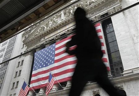 Morning commuters walk past the New York Stock Exchange, October 24, 2012. REUTERS/Brendan McDermid Morning commuters walk past the New York Stock Exchange, October 24, 2012. REUTERS/Brendan McDermid