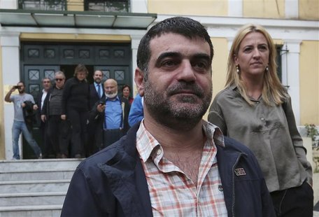 Greek editor Costas Vaxevanis (C) leaves a prosecutor's office in Athens October 28, 2012. REUTERS/Icon/Costas Baltas Greek editor Costas Vaxevanis (C) leaves a prosecutor's office in Athens October 28, 2012. REUTERS/Icon/Costas Baltas