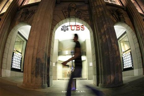 A man walks in front of the office of Swiss bank UBS in the Bahnhofstrasse in Zurich August 10, 2012. REUTERS/Arnd Wiegmann A man walks in front of the office of Swiss bank UBS in the Bahnhofstrasse in Zurich August 10, 2012. REUTERS/Arnd Wiegmann