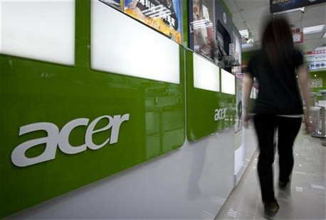 A woman walks into an Acer store located in the Guanghua Market area in Taipei October 23, 2012. REUTERS/Yi-ting Chung A woman walks into an Acer store located in the Guanghua Market area in Taipei October 23, 2012. REUTERS/Yi-ting Chung