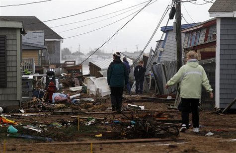 People survey the cottages along Roy Carpenter's Beach that were damaged by Hurricane Sandy in Matunuck, Rhode Island October 30, 2012. REUT People survey the cottages along Roy Carpenter's Beach that were damaged by Hurricane Sandy in Matunuck, Rhode Island October 30, 2012. REUT