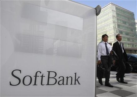 Pedestrians walk past a Softbank Corp branch in Tokyo October 15, 2012. REUTERS/Yuriko Nakao Pedestrians walk past a Softbank Corp branch in Tokyo October 15, 2012. REUTERS/Yuriko Nakao