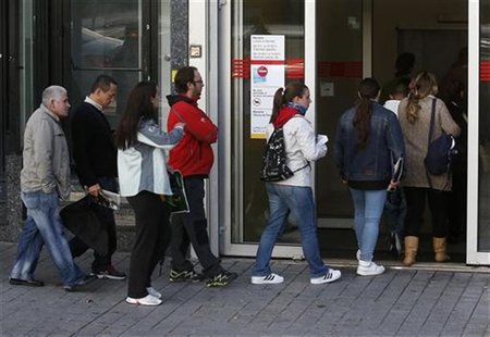 People enter a government-run employment office in Madrid October 26, 2012. REUTERS/Andrea Comas People enter a government-run employment office in Madrid October 26, 2012. REUTERS/Andrea Comas