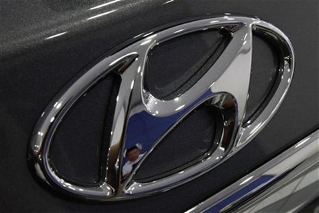 The logo of Hyundai Motor is seen on a car displayed at a Hyundai dealership in Seoul July 26, 2012. REUTERS/Kim Hong-Ji The logo of Hyundai Motor is seen on a car displayed at a Hyundai dealership in Seoul July 26, 2012. REUTERS/Kim Hong-Ji