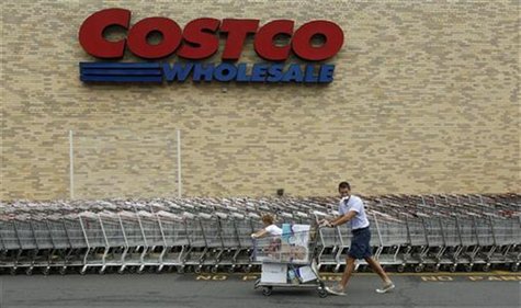A shopper wheels his cart from a Costco Wholesale store in Arlington, Virginia August 6, 2009. REUTERS/Richard Clement A shopper wheels his cart from a Costco Wholesale store in Arlington, Virginia August 6, 2009. REUTERS/Richard Clement