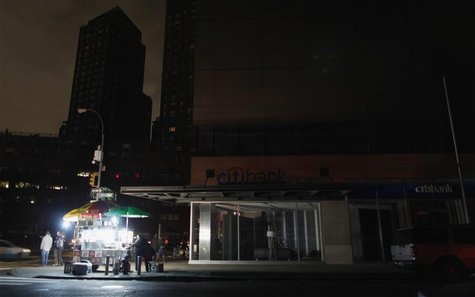 A food cart is the only light in a neighborhood in the aftermath of Hurricane Sandy in New York October 31, 2012. REUTERS/Carlo Allegri A food cart is the only light in a neighborhood in the aftermath of Hurricane Sandy in New York October 31, 2012. REUTERS/Carlo Allegri