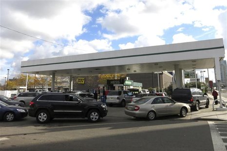 People line up for gasoline outside the entrance of Holland Tunnel in Jersey City, New Jersey, October 31, 2012. REUTERS/Gary Hershorn People line up for gasoline outside the entrance of Holland Tunnel in Jersey City, New Jersey, October 31, 2012. REUTERS/Gary Hershorn