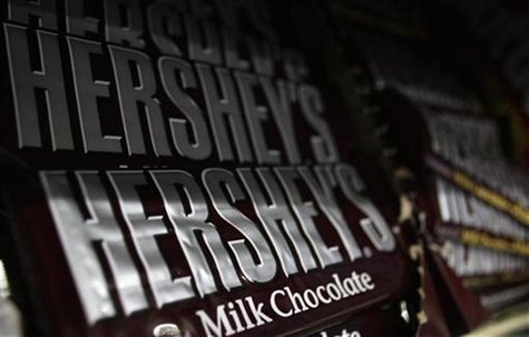 Hershey's candy bars are displayed at a gas station in Phoenix, Arizona October 27, 2011. REUTERS/Joshua Lott Hershey's candy bars are displayed at a gas station in Phoenix, Arizona October 27, 2011. REUTERS/Joshua Lott