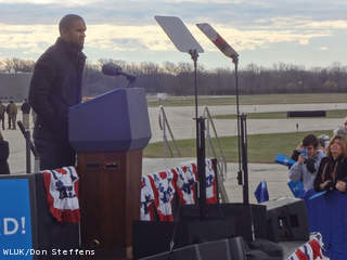 Green Bay Packers defensive back Charles Woodson speaks before a campaign visit by President Barack Obama at Austin Straubel International Airport in Ashwaubenon, Nov. 1, 2012. (courtesy of FOX 11). Green Bay Packers defensive back Charles Woodson speaks before a campaign visit by President Barack Obama at Austin Straubel International Airport in Ashwaubenon, Nov. 1, 2012. (courtesy of FOX 11).