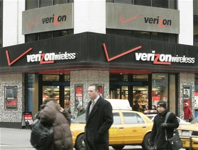 Traffic passes Verizon Communications Inc. headquarters in New York, February 14, 2005. Traffic passes Verizon Communications Inc. headquarters in New York, February 14, 2005.