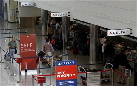 Delta Airlines passengers check in at BWI Thurgood Marshall International Airport near Baltimore, Maryland October 24, 2012. REUTERS/Gary Ca Delta Airlines passengers check in at BWI Thurgood Marshall International Airport near Baltimore, Maryland October 24, 2012. REUTERS/Gary Ca