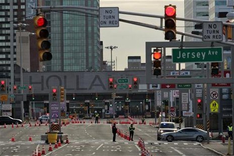 Police officers stand guard at the entrance of Holland Tunnel at Jersey City in New Jersey November 2, 2012. REUTERS/Eduardo Munoz Police officers stand guard at the entrance of Holland Tunnel at Jersey City in New Jersey November 2, 2012. REUTERS/Eduardo Munoz