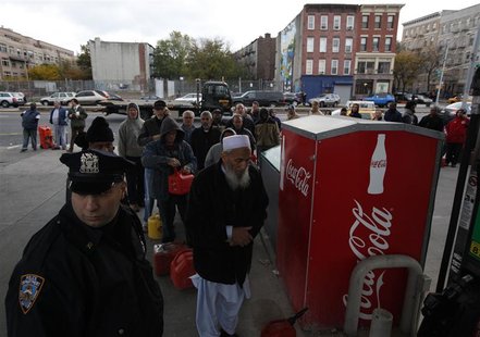 A New York City Police officer watches over a Hess fuelling station in Brooklyn, New York, November 2, 2012. REUTERS/Brendan McDermid A New York City Police officer watches over a Hess fuelling station in Brooklyn, New York, November 2, 2012. REUTERS/Brendan McDermid