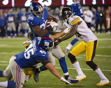 New York Giants running back Andre Brown (35) runs into fullback Henry Hynoski (45) trying to block for him as Pittsburgh Steelers free safe New York Giants running back Andre Brown (35) runs into fullback Henry Hynoski (45) trying to block for him as Pittsburgh Steelers free safe