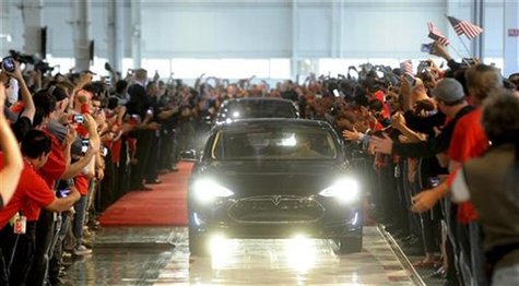 A customer drives a Model S out of Tesla's factory in Fremont, California, June 22, 2012. REUTERS/Noah Berger A customer drives a Model S out of Tesla's factory in Fremont, California, June 22, 2012. REUTERS/Noah Berger