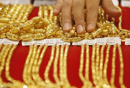 An employee adjusts gold accessories in a glass case at a jewellery shop in Huaibei, Anhui province in this August 5, 2010 file photo. REUTE An employee adjusts gold accessories in a glass case at a jewellery shop in Huaibei, Anhui province in this August 5, 2010 file photo. REUTE