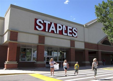 A family leaves the Staples store in Broomfield, Colorado August 17, 2011 as the back-to-school shopping season begins. REUTERS/Rick Wilking A family leaves the Staples store in Broomfield, Colorado August 17, 2011 as the back-to-school shopping season begins. REUTERS/Rick Wilking