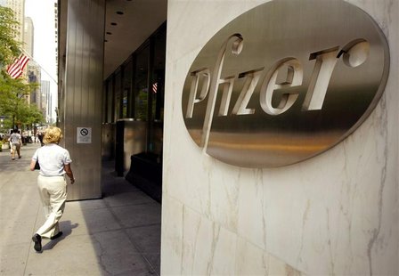 A woman walks into the Pfizer Inc. world headquarters building July 15, 2002 in New York City. REUTERS/Jeff Christensen JC A woman walks into the Pfizer Inc. world headquarters building July 15, 2002 in New York City. REUTERS/Jeff Christensen JC