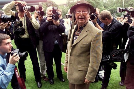 Clive Dunn, star of the BBC's World War II show Dad's Army, is surrounded by photographers at the Imperial War Museum in London July 31. DM/ Clive Dunn, star of the BBC's World War II show Dad's Army, is surrounded by photographers at the Imperial War Museum in London July 31. DM/