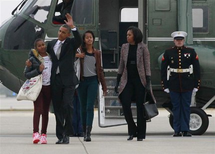 U.S. President Barack Obama, first lady Michelle Obama and their daughters Malia and Sasha (L) walk from Marine One to Air Force One in Chic U.S. President Barack Obama, first lady Michelle Obama and their daughters Malia and Sasha (L) walk from Marine One to Air Force One in Chic
