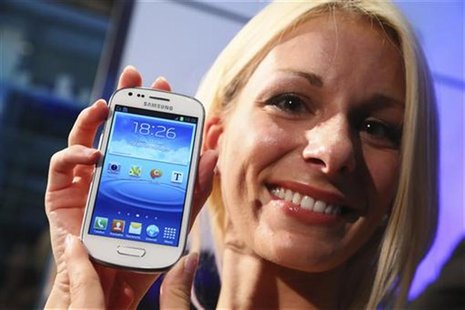 A model displays a Samsung 'Galaxy S3 mini' phone during its world premiere in Frankfurt October 11, 2012. REUTERS/Ralph Orlowski A model displays a Samsung 'Galaxy S3 mini' phone during its world premiere in Frankfurt October 11, 2012. REUTERS/Ralph Orlowski