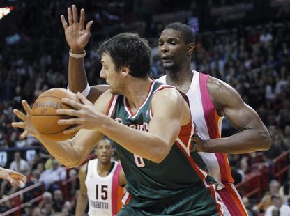 The Miami Heats' Chris Bosh (R) defends against Milwaukee Bucks' Andrew Bogut during their NBA basketball game in Miami, Florida January 22, The Miami Heats' Chris Bosh (R) defends against Milwaukee Bucks' Andrew Bogut during their NBA basketball game in Miami, Florida January 22,