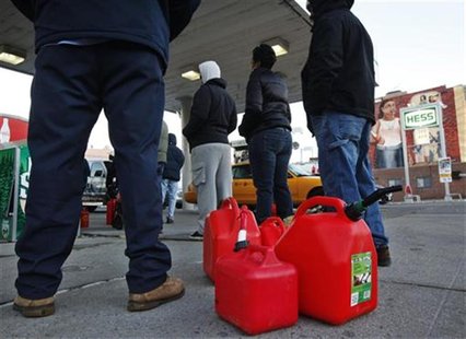 Customers wait in line for gas at a Hess fuelling station in Brooklyn, New York, November 9, 2012. REUTERS/Brendan McDermid Customers wait in line for gas at a Hess fuelling station in Brooklyn, New York, November 9, 2012. REUTERS/Brendan McDermid
