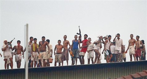 Rioting prisoners from Welikada prison fire weapons from the roof during a clash between Sri Lanka's Special Task Force (STF) at Welikada pr Rioting prisoners from Welikada prison fire weapons from the roof during a clash between Sri Lanka's Special Task Force (STF) at Welikada pr
