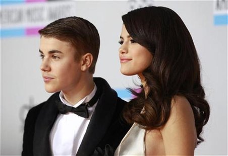 Singer Selena Gomez (R) and Justin Bieber, pose on arrival at the 2011 American Music Awards in Los Angeles November 20, 2011. REUTERS/Danny Singer Selena Gomez (R) and Justin Bieber, pose on arrival at the 2011 American Music Awards in Los Angeles November 20, 2011. REUTERS/Danny