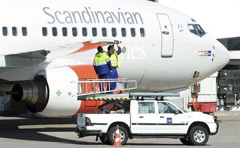 Technicians work on the wing of a Scandinavian airline SAS Boeing 737 aircraft at the Stockholm-Arlanda airport in Sweden May 3, 2012. REUTE Technicians work on the wing of a Scandinavian airline SAS Boeing 737 aircraft at the Stockholm-Arlanda airport in Sweden May 3, 2012. REUTE