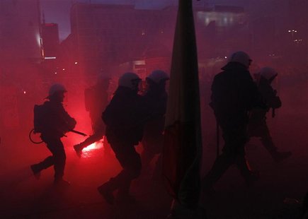 Riot police confronts demonstrators as violence breaks out at a parade celebrating Poland's national holiday in Warsaw November 11, 2012. RE Riot police confronts demonstrators as violence breaks out at a parade celebrating Poland's national holiday in Warsaw November 11, 2012. RE