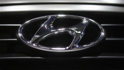 A Hyundai logo is seen on a car at the Paris Mondial de l'Automobile, September 28, 2012. REUTERS/Christian Hartmann A Hyundai logo is seen on a car at the Paris Mondial de l'Automobile, September 28, 2012. REUTERS/Christian Hartmann