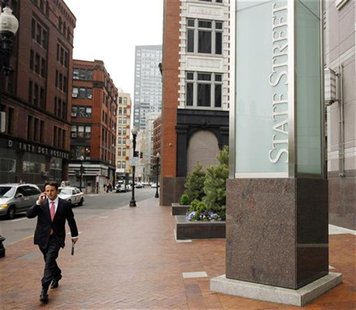 A pedestrian walks past the headquarters of State Street Bank in Boston, Massachusetts May 18, 2009. REUTERS/Brian Snyder A pedestrian walks past the headquarters of State Street Bank in Boston, Massachusetts May 18, 2009. REUTERS/Brian Snyder