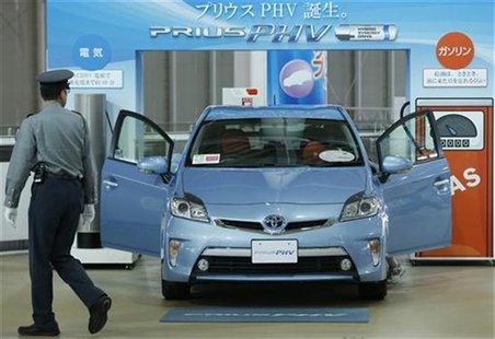 Toyota's Prius PHV is displayed at its showroom in Tokyo October 23, 2012. REUTERS/Kim Kyung-Hoon Toyota's Prius PHV is displayed at its showroom in Tokyo October 23, 2012. REUTERS/Kim Kyung-Hoon