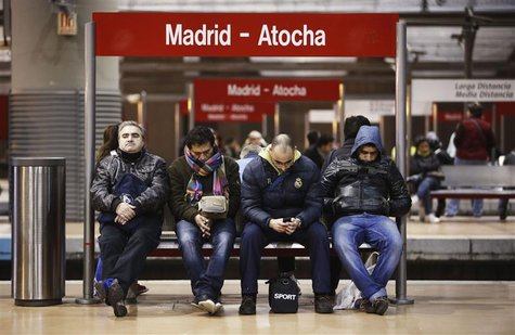 Commuters wait for trains at Atocha rail station during a 24-hour nationwide general strike in Madrid, November 14, 2012. REUTERS/Paul Hanna Commuters wait for trains at Atocha rail station during a 24-hour nationwide general strike in Madrid, November 14, 2012. REUTERS/Paul Hanna