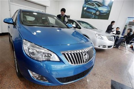 A customer looks at a Buick car at a General Motors auto dealership in Shanghai December 13, 2010. REUTERS/Aly Song A customer looks at a Buick car at a General Motors auto dealership in Shanghai December 13, 2010. REUTERS/Aly Song