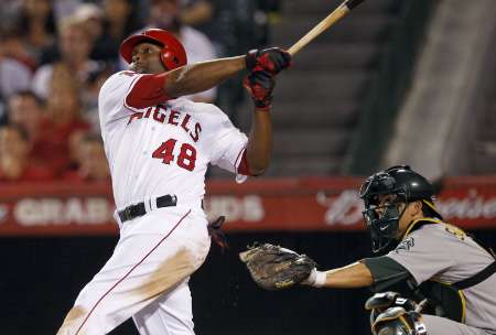 Los Angeles Angels' Torii Hunter (L) follows through hitting a two-run home run against the Oakland Athletics during the sixth inning of their MLB American League baseball game in Anaheim, California September 24, 2011. Oakland Athletics catcher Kurt Suzuki (R) looks on from behind the plate. REUTERS/Alex Gallardo (UNITED STATES - Tags: SPORT BASEBALL) Los Angeles Angels' Torii Hunter (L) follows through hitting a two-run home run against the Oakland Athletics during the sixth inning of their MLB American League baseball game in Anaheim, California September 24, 2011. Oakland Athletics catcher Kurt Suzuki (R) looks on from behind the plate. REUTERS/Alex Gallardo (UNITED STATES - Tags: SPORT BASEBALL)