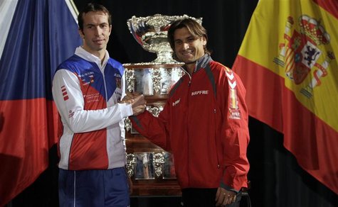 Czech Republic's Radek Stepanek (L) and Spain's David Ferrer pose for a picture after the draw for the Davis Cup final in Prague November 15 Czech Republic's Radek Stepanek (L) and Spain's David Ferrer pose for a picture after the draw for the Davis Cup final in Prague November 15