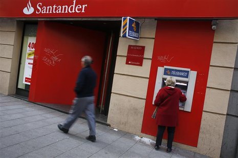 A woman uses an ATM machine at a Santander bank branch in Madrid October 16, 2012. REUTERS/Susana Vera A woman uses an ATM machine at a Santander bank branch in Madrid October 16, 2012. REUTERS/Susana Vera
