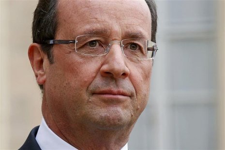 France's President Francois Hollande listens in the courtyard following a meeting at the Elysee Palace in Paris, November 17, 2012. REUTERS/ France's President Francois Hollande listens in the courtyard following a meeting at the Elysee Palace in Paris, November 17, 2012. REUTERS/