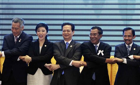 (L - R)Singapore Prime Minister Lee Hsien Loong, Thailand Prime Minister Yingluck Shinawatra, Vietnam Prime Minister Nguyen Tan Dung, Cambod (L - R)Singapore Prime Minister Lee Hsien Loong, Thailand Prime Minister Yingluck Shinawatra, Vietnam Prime Minister Nguyen Tan Dung, Cambod