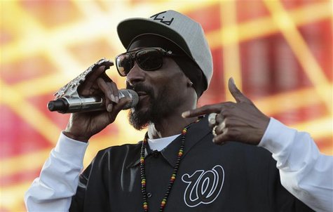 Rapper Snoop Dogg performs during the H2O Music Festival at Los Angeles State Historic Park in Los Angeles, California August 25, 2012. REUT Rapper Snoop Dogg performs during the H2O Music Festival at Los Angeles State Historic Park in Los Angeles, California August 25, 2012. REUT