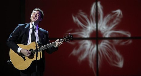 Singer Phillip Phillips performs during the Glamour Magazine Women of the Year Awards event in New York November 12, 2012. REUTERS/Carlo All Singer Phillip Phillips performs during the Glamour Magazine Women of the Year Awards event in New York November 12, 2012. REUTERS/Carlo All