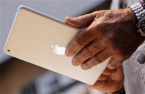A customer looks over the iPad mini after the device went on sale at Apple's retail store in Palo Alto, California November 2, 2012. REUTERS A customer looks over the iPad mini after the device went on sale at Apple's retail store in Palo Alto, California November 2, 2012. REUTERS