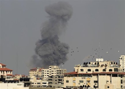 Smoke rises after an Israeli air strike in Gaza City November 19, 2012. REUTERS/Suhaib Salem Smoke rises after an Israeli air strike in Gaza City November 19, 2012. REUTERS/Suhaib Salem