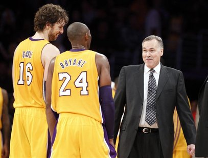 Los Angeles Lakers head coach Mike D'Antoni (R) smiles with Pau Gasol (L) of Spain and Kobe Bryant (C) during the second half of their NBA b Los Angeles Lakers head coach Mike D'Antoni (R) smiles with Pau Gasol (L) of Spain and Kobe Bryant (C) during the second half of their NBA b
