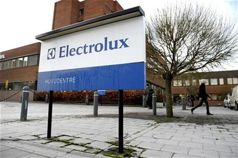 A person walks past Electrolux headoffice in Stockholm December 15, 2008. REUTERS/SCANPIX/Janerik Henriksson A person walks past Electrolux headoffice in Stockholm December 15, 2008. REUTERS/SCANPIX/Janerik Henriksson